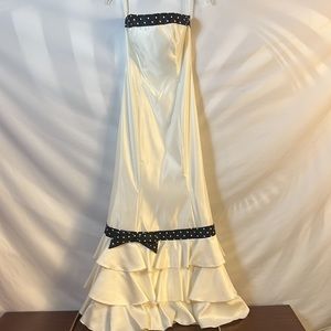 Vintage Gunne Sax gown, Wow!!! Modern Bride, white satin w/ black and white dots